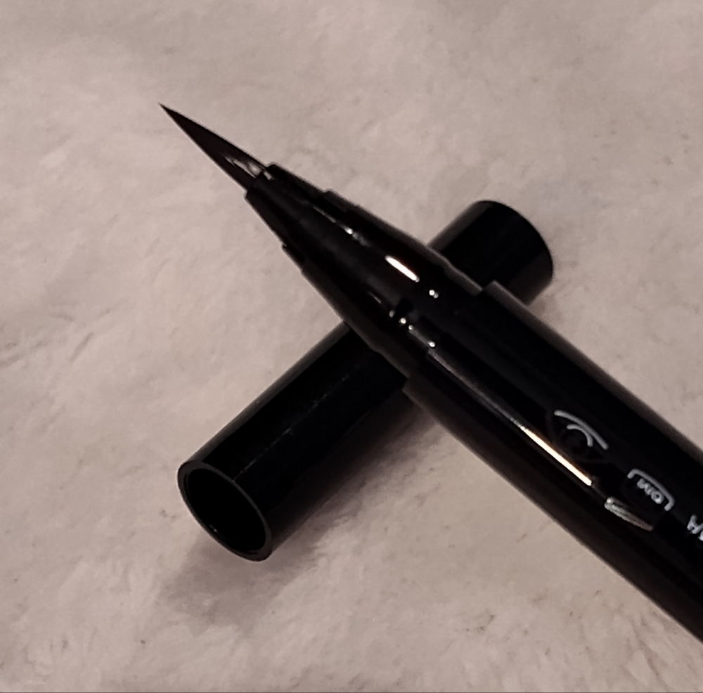 NEW!! Clinique Liquid Eyeliner (Black)